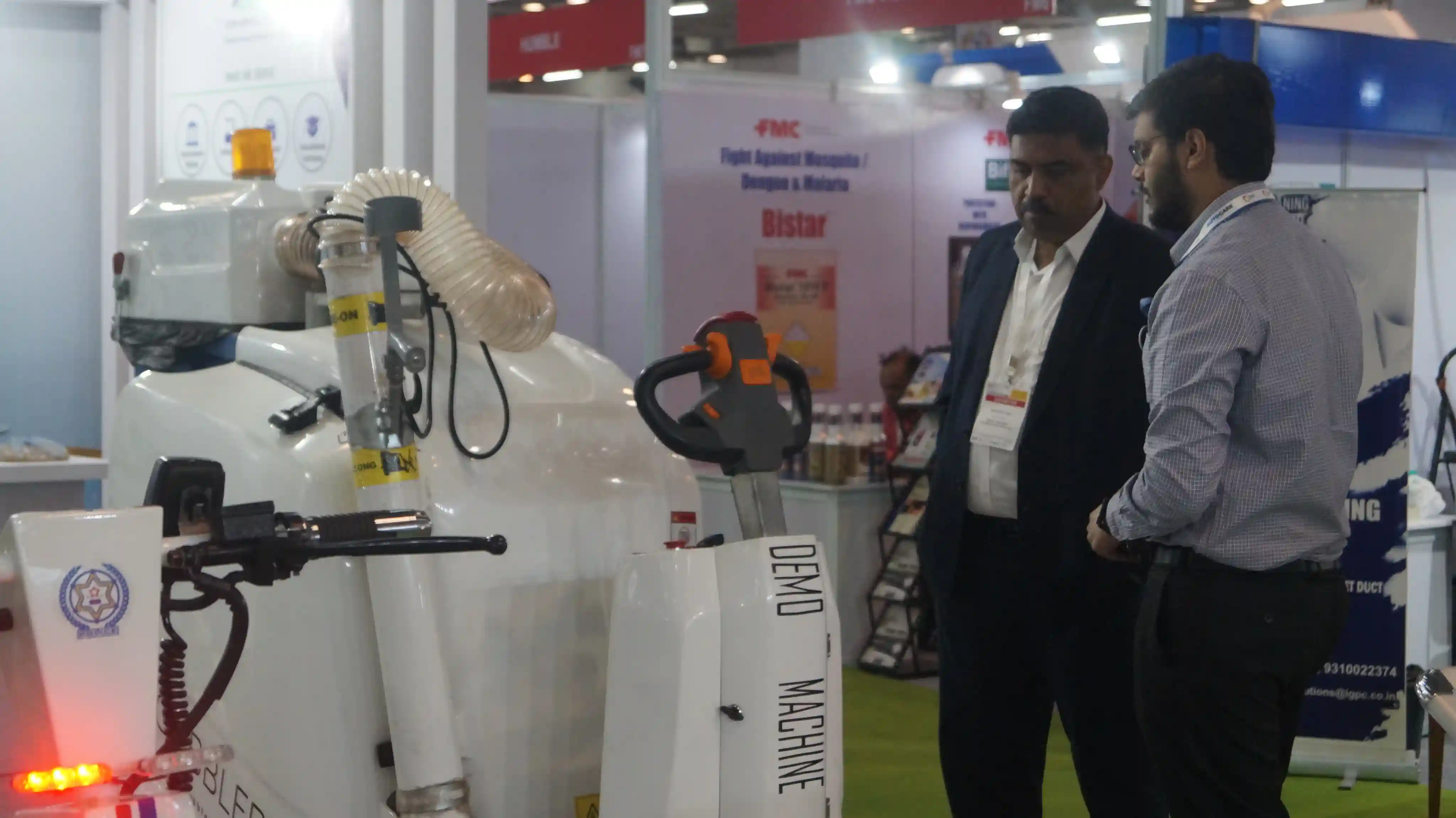 rhe exhibitor explains about the machine to the delegate